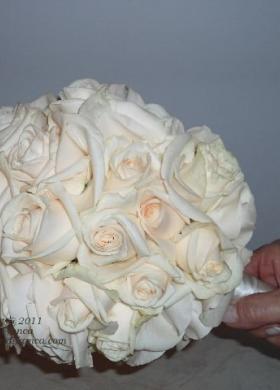 Bouquet geometrico di rose bianche