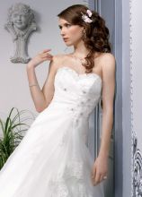 Vestito da sposa con scollo a cuore