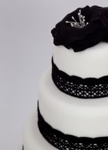 Torta bianca e nera per il matrimonio