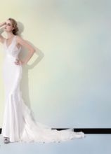 Vestito da sposa con scollatura a V e coda lunga