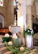 Allestimento floreale per la chiesa con vasi alti