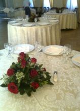 Centrotavola di fiori rossi per il matrimonio