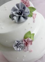Torta nuziale bianca con fiori in pasta da zucchero