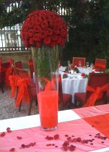 Alzata di rose rosse per il ricevimento di matrimonio