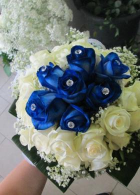 Bouquet da sposa compatto con rose bianche e blu