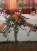 Allestimento floreale in arancio dei tavoli per il matrimonio