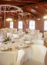 Sala del ricevimento di nozze allestita con cerchi sul soffitto
