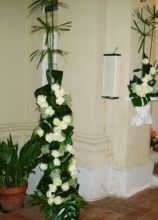 Allestimenti floreali bianchi per il matrimonio in chiesa