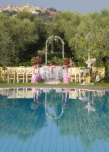 Il tavolo di nozze a bordo piscina