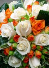 Bouquet di rose arancio e bianche per la sposa
