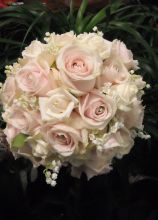 Bouquet di rose rosa per la sposa