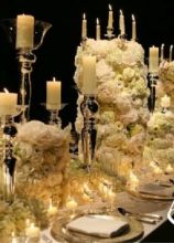 Decorazione particolare di fiori e candele per il ricevimento di nozze
