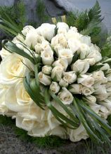 Bouquet a palla di roselline bianche