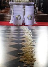 Petali di fiori al passaggio degli sposi in chiesa