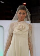 Vestito da sposa con velo impalpabile e applicazione di rose