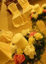 Candele e fiori per la cerimonia in chiesa