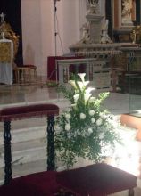 Composizione floreale per l'altare in chiesa