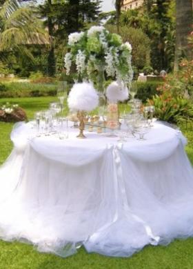Piume e tulle per il tavolo dei confetti di matrimonio