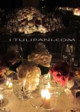 Il fascino delle candele e dei fiori per un matrimonio di sera