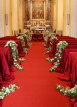 Allestimento floreale rosso e bianco per il matrimonio in chiesa