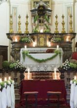 Allestimento con fiori e candele per la cerimonia in chiesa