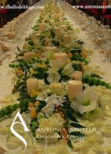 Tavolo del matrimonio allestito con fiori e candele