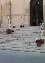 Allestimento floreale per le scale della chiesa