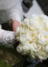 Dettaglio delle maniche ampie dell'abito da sposa