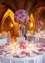 Allestimento dei tavoli di nozze sui toni del rosa