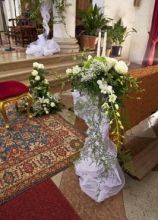 Addobbo floreale per la cerimonia di matrimonio in chiesa