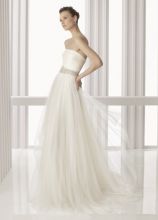 Vestito da sposa con cinta e gonna in tulle