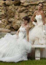 Abiti da sposa con corpetti preziosi e gonna drappeggiate