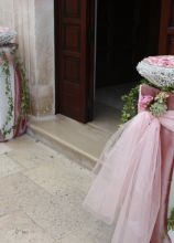 Decorazione con nastri rosa per i vasi porta petali