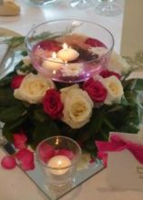 Centrotavola con rose e candele galleggianti