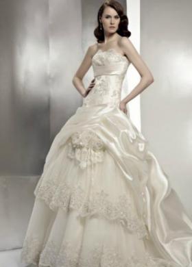 Elegante abito da sposa in stile principesco