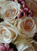 Allestimento floreale di rose con applicazione di brillantini per le nozze