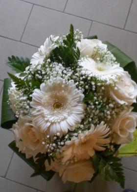 Bouquet da sposa semi compatto con gerbere bianche e rose bianche
