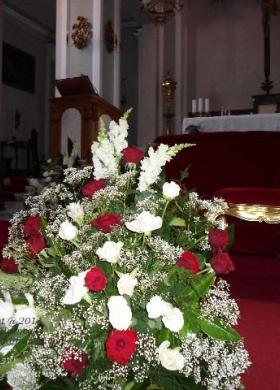 Composizione floreale chiesa con rose rosse e bianche