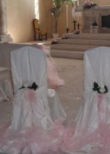 Allestimento in rosa delle sedute in chiesa per gli sposi