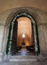 Arco allestito con fiori per l'entrata in chiesa