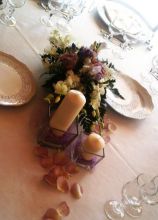 Centrotavola di fiori e candele per il matrimonio