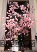 Effetto cascata di 500 palloncini per l'uscita degli sposi dalla chiesa