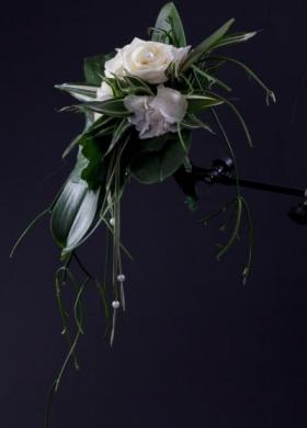 Composizione floreale di rose bianche e perle