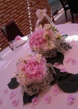 Centrotavola con fiori bianchi e rosa per il ricevimento di nozze