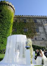 Gazebo con veli bianchi per la cerimonia presso la location di matrimonio