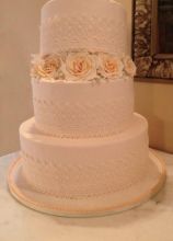Wedding cake con rose applicate