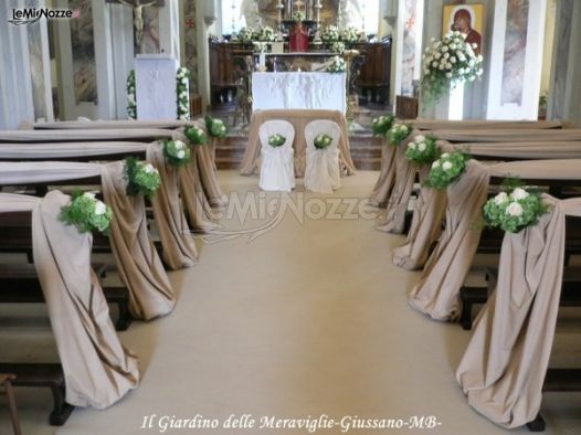 Addobbo floreale dei banchi per la Chiesa