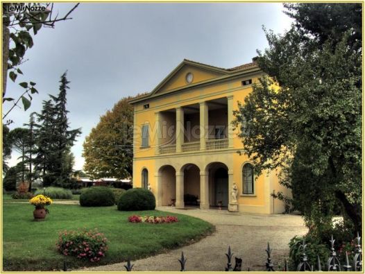 Scorcio della villa immersa nel verde