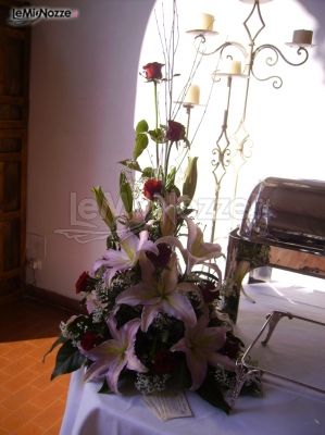 Centrotavola di fiori per il ricevimento di matrimonio
