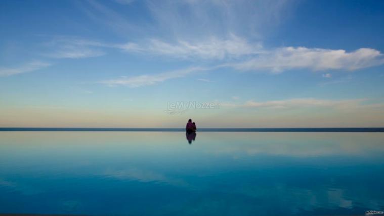 Villa Infinito Mare - Una foto panoramica della piscina al tramonto